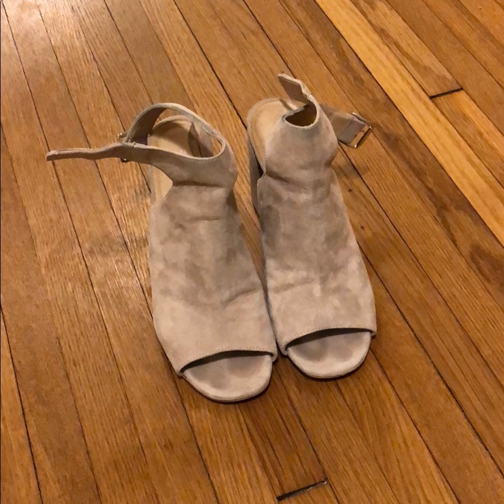 Kenneth Cole grey suede block heel peep toe 8.5